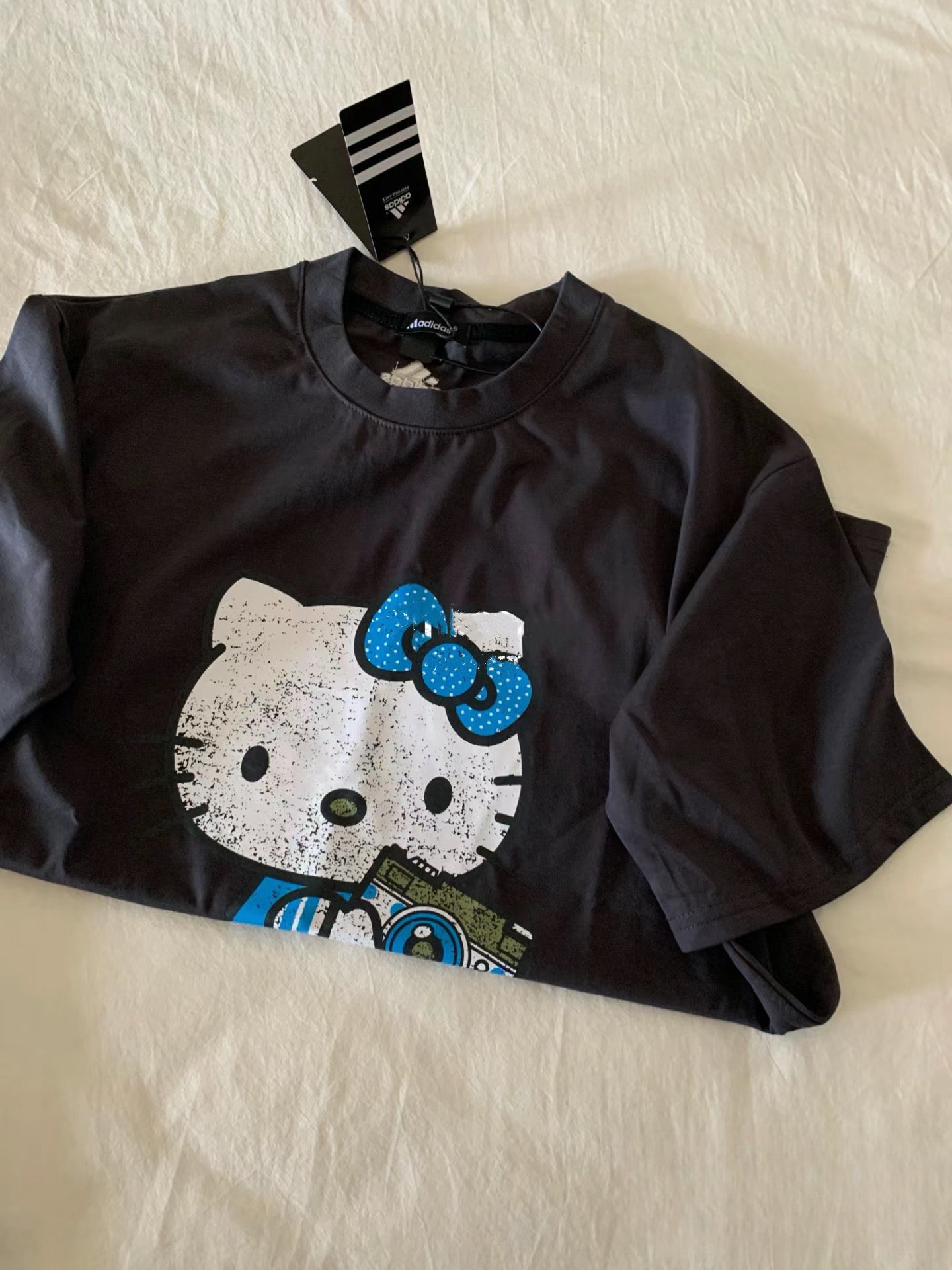 Hello Kitty Oversized Tee - camera